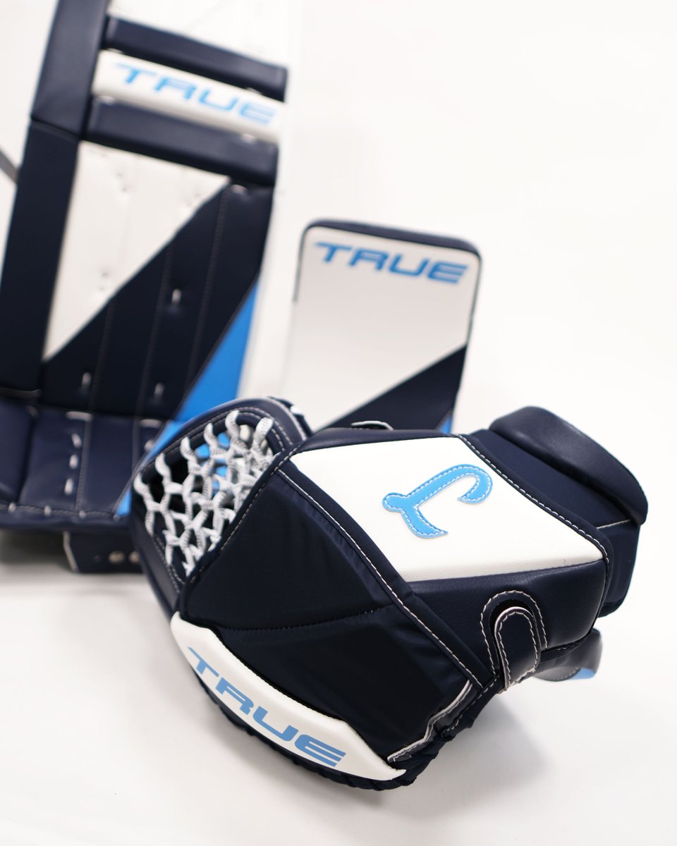 THSgoal's tweet photo. Keeping it cool. ❄️

Navy. White. Blue. Swipe through to see how this custom colourway hits from every angle. 👀
#customgear #customtrue #truecustom #goaliegear #hockey https://t.co/jBe07vSh5k