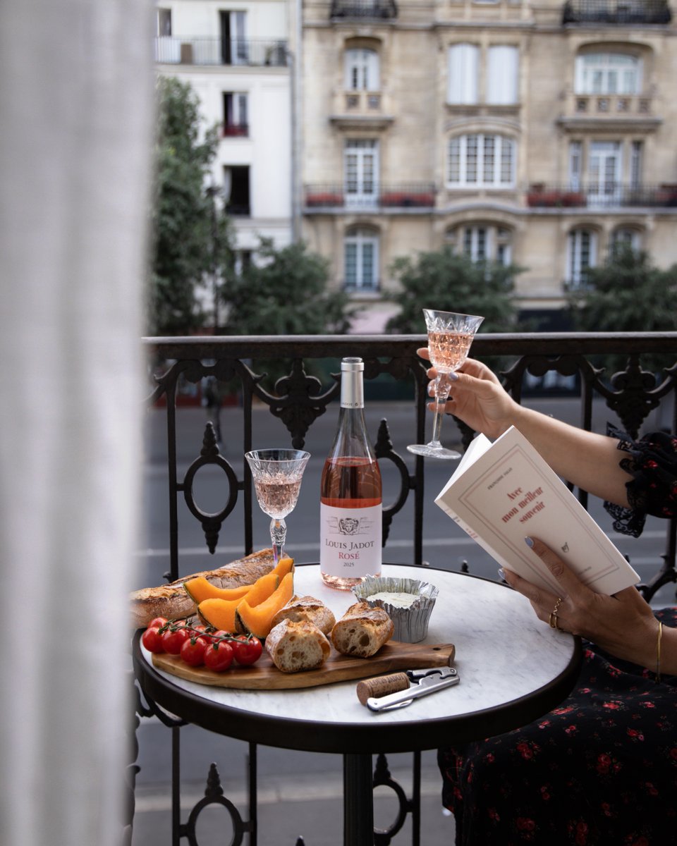 LoveJadot's tweet photo. Parisian pause. https://t.co/6ClUOLj8RZ