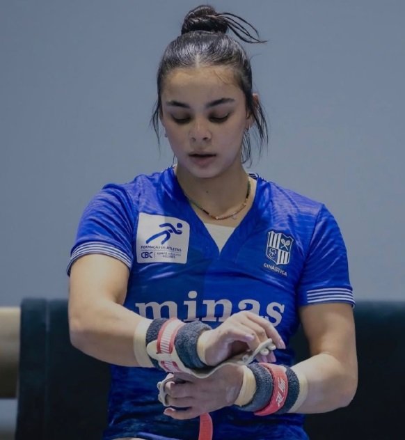 juri_leykin's tweet photo. Resiliência é o sobrenome dessa menina.
São tantas lesões uma atrás da outra, que vai além do corpo, o mental também cansa.
Tantos "e se... e se..." devem passar pela mente dela. 
Se vai continuar seguindo da ginástica ou não, Analu já provou que é forte e muito talentosa! https://t.co/mKWOe5enBy