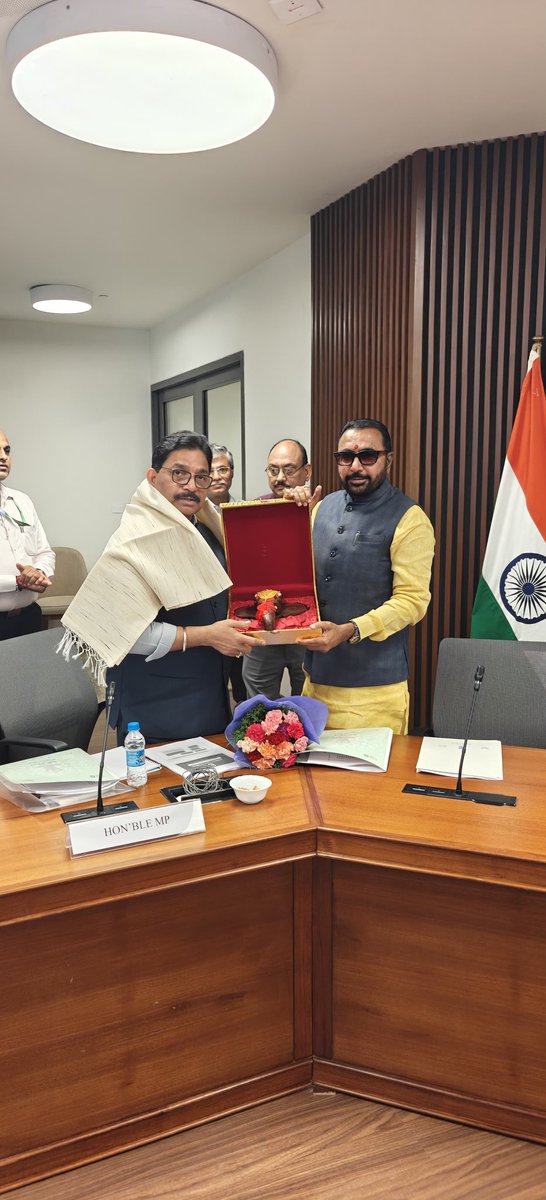RavindraWaikar's tweet photo. बीएचएमएस (BHMS) विद्यार्थ्यांना अभ्यासक्रम पूर्ण करण्यासाठी दोन वर्षांची मुदतवाढ द्यावी – केंद्रीय मंत्री श्री प्रतापराव जाधव जी यांच्याकडे मागणी!
शैक्षणिक वर्ष २०१५-२०१६ मध्ये BHMS अभ्यासक्रमास प्रवेश घेतलेल्या विद्यार्थ्यांना कोविड-१९ मुळे निर्माण झालेल्या परिस्थितीमुळे निर्धारित वेळेत परीक्षा देता आल्या नाहीत. सध्या परीक्षा अर्ज भरण्याचे पोर्टल बंद असल्याने या विद्यार्थ्यांचे शैक्षणिक आणि व्यावसायिक भविष्य धोक्यात आले आहे.  
यापूर्वी केंद्र सरकारने बीडीएस (BDS) विद्यार्थ्यांसाठी असाच निर्णय घेऊन दोन वर्षांची मुदतवाढ दिली होती. त्याच धर्तीवर समान न्याय आणि विद्यार्थीहित विचारात घेऊन २०१५-१६ च्या BHMS विद्यार्थ्यांना देखील विशेष बाब म्हणून दोन वर्षांची मुदतवाढ (Extension) मंजूर करावी, अशी नम्र विनंती पत्राद्वारे केंद्रीय आयुष राज्यमंत्री (स्वतंत्र प्रभार) मा. श्री. प्रतापराव जाधव जी @mpprataprao यांच्याकडे केली आहे.  
विद्यार्थ्यांचे भविष्य सुरक्षित करण्यासाठी शासन या मागणीचा सहानुभूतीपूर्वक व सकारात्मक विचार करेल असा विश्वास वाटतो.  
#RavindraWaikar #BHMS #StudentsFirst #AyushMinistry #PratapraoJadhav #MumbaiNorthWest #EducationSupport @DrSEShinde @DrSEShinde