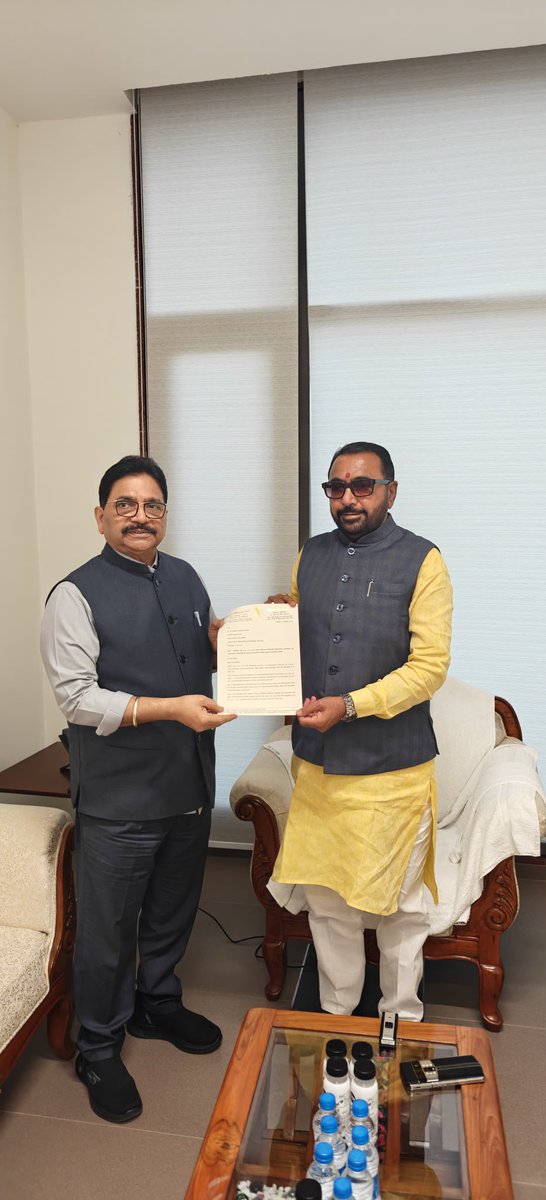 RavindraWaikar's tweet photo. बीएचएमएस (BHMS) विद्यार्थ्यांना अभ्यासक्रम पूर्ण करण्यासाठी दोन वर्षांची मुदतवाढ द्यावी – केंद्रीय मंत्री श्री प्रतापराव जाधव जी यांच्याकडे मागणी!
शैक्षणिक वर्ष २०१५-२०१६ मध्ये BHMS अभ्यासक्रमास प्रवेश घेतलेल्या विद्यार्थ्यांना कोविड-१९ मुळे निर्माण झालेल्या परिस्थितीमुळे निर्धारित वेळेत परीक्षा देता आल्या नाहीत. सध्या परीक्षा अर्ज भरण्याचे पोर्टल बंद असल्याने या विद्यार्थ्यांचे शैक्षणिक आणि व्यावसायिक भविष्य धोक्यात आले आहे.  
यापूर्वी केंद्र सरकारने बीडीएस (BDS) विद्यार्थ्यांसाठी असाच निर्णय घेऊन दोन वर्षांची मुदतवाढ दिली होती. त्याच धर्तीवर समान न्याय आणि विद्यार्थीहित विचारात घेऊन २०१५-१६ च्या BHMS विद्यार्थ्यांना देखील विशेष बाब म्हणून दोन वर्षांची मुदतवाढ (Extension) मंजूर करावी, अशी नम्र विनंती पत्राद्वारे केंद्रीय आयुष राज्यमंत्री (स्वतंत्र प्रभार) मा. श्री. प्रतापराव जाधव जी @mpprataprao यांच्याकडे केली आहे.  
विद्यार्थ्यांचे भविष्य सुरक्षित करण्यासाठी शासन या मागणीचा सहानुभूतीपूर्वक व सकारात्मक विचार करेल असा विश्वास वाटतो.  
#RavindraWaikar #BHMS #StudentsFirst #AyushMinistry #PratapraoJadhav #MumbaiNorthWest #EducationSupport @DrSEShinde @DrSEShinde