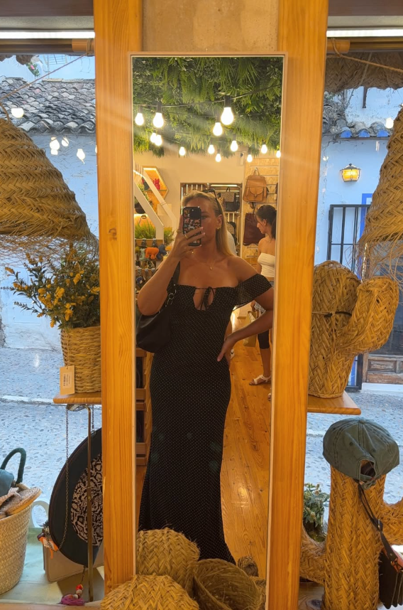 Anna698880's tweet photo. Warm summer evenings lovely dresses tasty gelato and slow glasses of wine wandering around sweet little town streets https://t.co/2OtrKSkmND