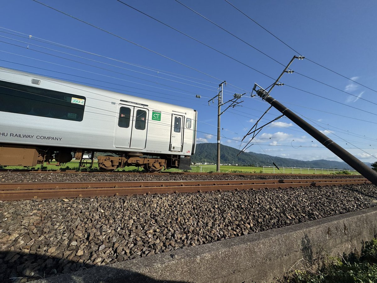 chitose___takai's tweet photo. 地震発生から1週間が経ちました。

発生翌日から、八代市の小川議員とも連携して、刻一刻と変わる避難所のニーズを聞き取り、党員さんたちへ協力を仰ぎながら県連として必要物資の支援を行ってまいりました。

今後は八代市のボランティアセンターも立ち上がりましたので、片付けなどもさせていただく予定です。

皆さまもご協力いただける方は、こちらから詳細をご確認ください。

https://t.co/m1WgUDkxxW