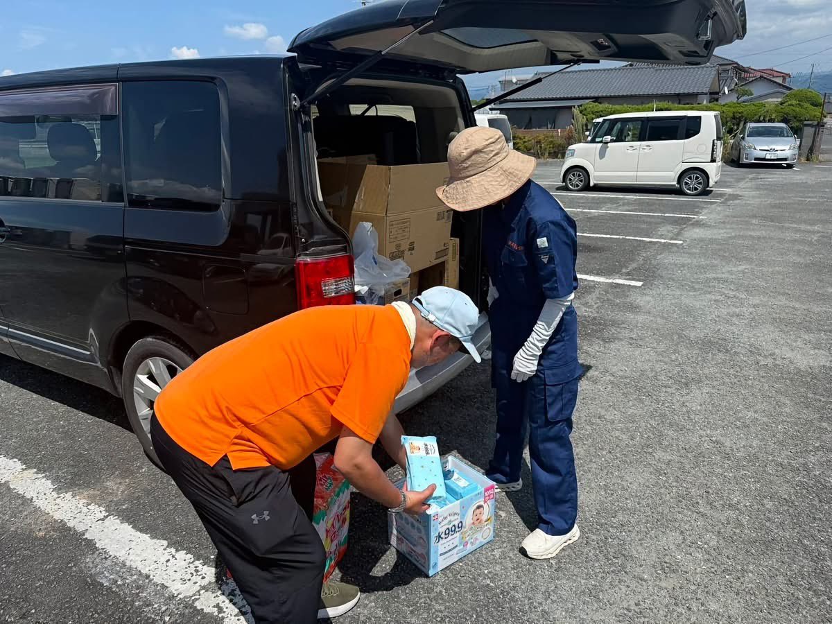 chitose___takai's tweet photo. 地震発生から1週間が経ちました。

発生翌日から、八代市の小川議員とも連携して、刻一刻と変わる避難所のニーズを聞き取り、党員さんたちへ協力を仰ぎながら県連として必要物資の支援を行ってまいりました。

今後は八代市のボランティアセンターも立ち上がりましたので、片付けなどもさせていただく予定です。

皆さまもご協力いただける方は、こちらから詳細をご確認ください。

https://t.co/m1WgUDkxxW