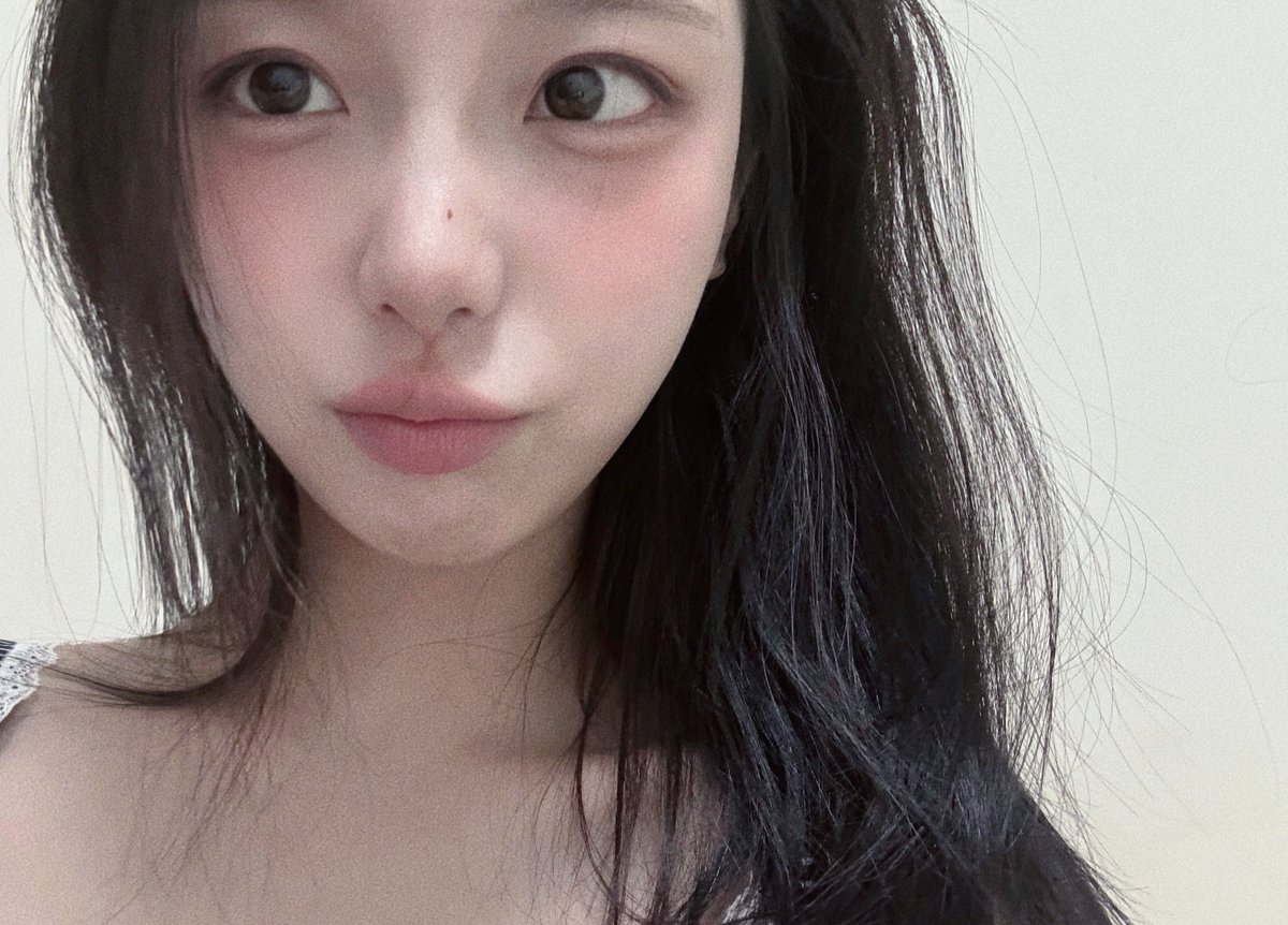 BadVillainbbl's tweet photo. Yunseo Bubble Update  #윤서 #YunSeo #배드빌런 #BADVILLAIN

"--언니, 인스타 스토리 사진 원본 주세요…너무 예뻐서 소리 질렀어요!!! 

진짜? 못 올렸어 깜빡하고

웅 먹었지이 

쭈~꾸미꾸미 쭈~꾸미 먹었엉" https://t.co/C3fLNCdzFb