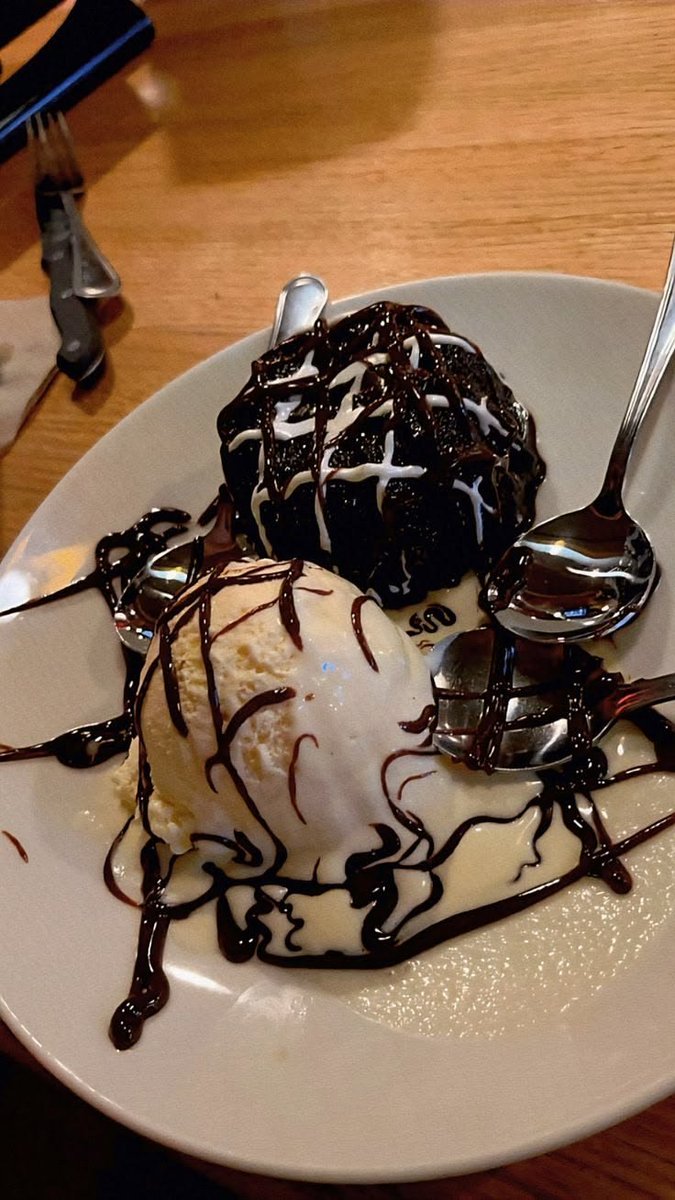 FooDPointd8's tweet photo. Happiness served on a plate. 🍨 https://t.co/cUvEM8Kd89