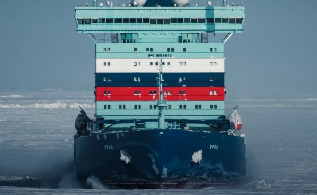 tobimono2's tweet photo. ロシアの石油業界、EUを迂回する最大規模の作戦を準備中：タンカーが北極海航路に集結中

ソフコムフロット（Sovcomflot）は、北極海航路（北海ルート）を経由してアジアへ石油を輸送するため、制裁対象となっているタンカーの船団をカラ海に集結させている。
これは、ロシア産石油を積載した船舶の拿捕が頻発しているEU海域を回避するための措置。集結した船団は、総額5億ドル相当、約100万tの石油を輸送することになる。。https://t.co/RgLJfk0Tia
