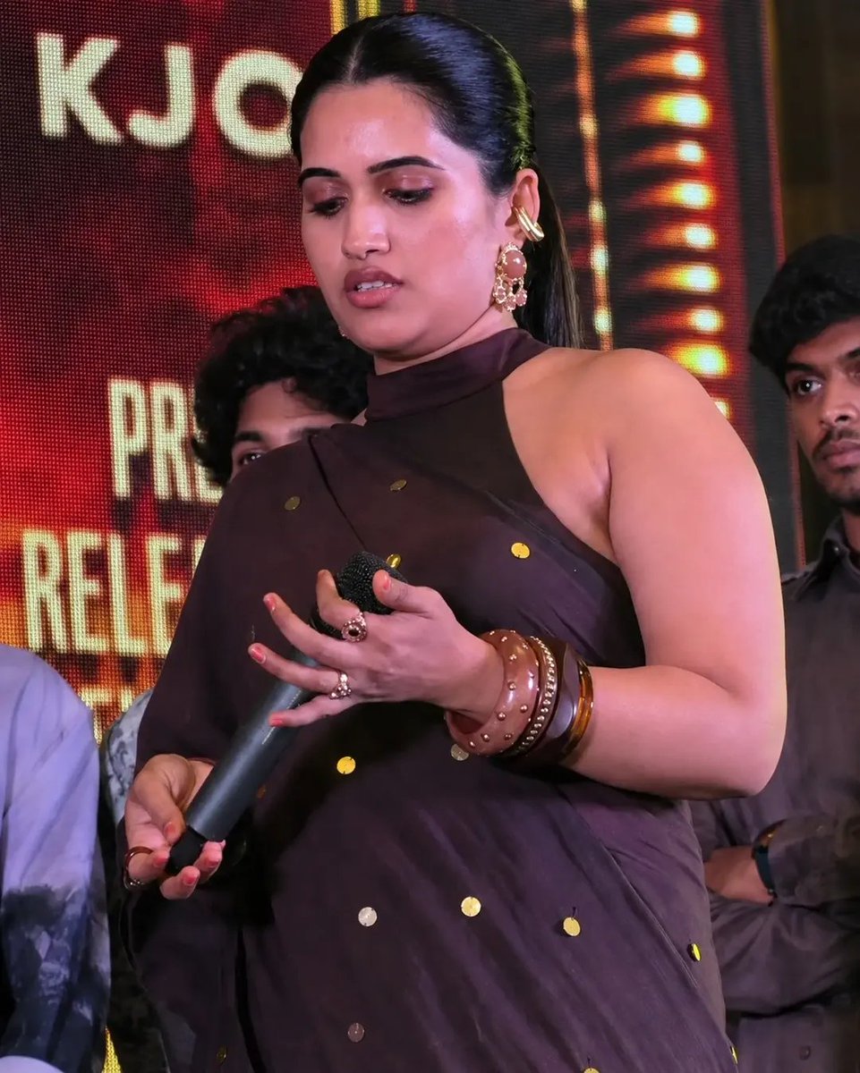 stargallery2020's tweet photo. Sravanthi Chokarapu owned the stage at the KJQ pre-release event😍 https://t.co/WYhjshxFrV