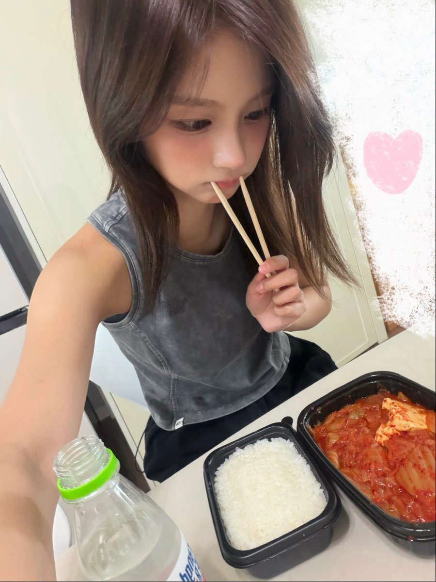 O40I26's tweet photo. 아 설윤아 
7월에 '먹기' 가장 많이 말한 아이돌 1위임ㅠㅠ 

대장 때지야 https://t.co/gHrvhO3WqJ