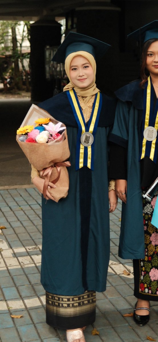 jajangmyeonn_'s tweet photo. gaada penyesalan di wisuda karena gue lah si wisudawan low effort (and low budget) itu
1. pake kebaya nenek gue yg dijahit 25 tahun lalu
2. makeup sendiri dgn base pake skintint doang
3. toga pinjem pacar gweh

KUNCINYE APA BOS: jadilah mantep dan percaya diri😎 https://t.co/zKRn118yix