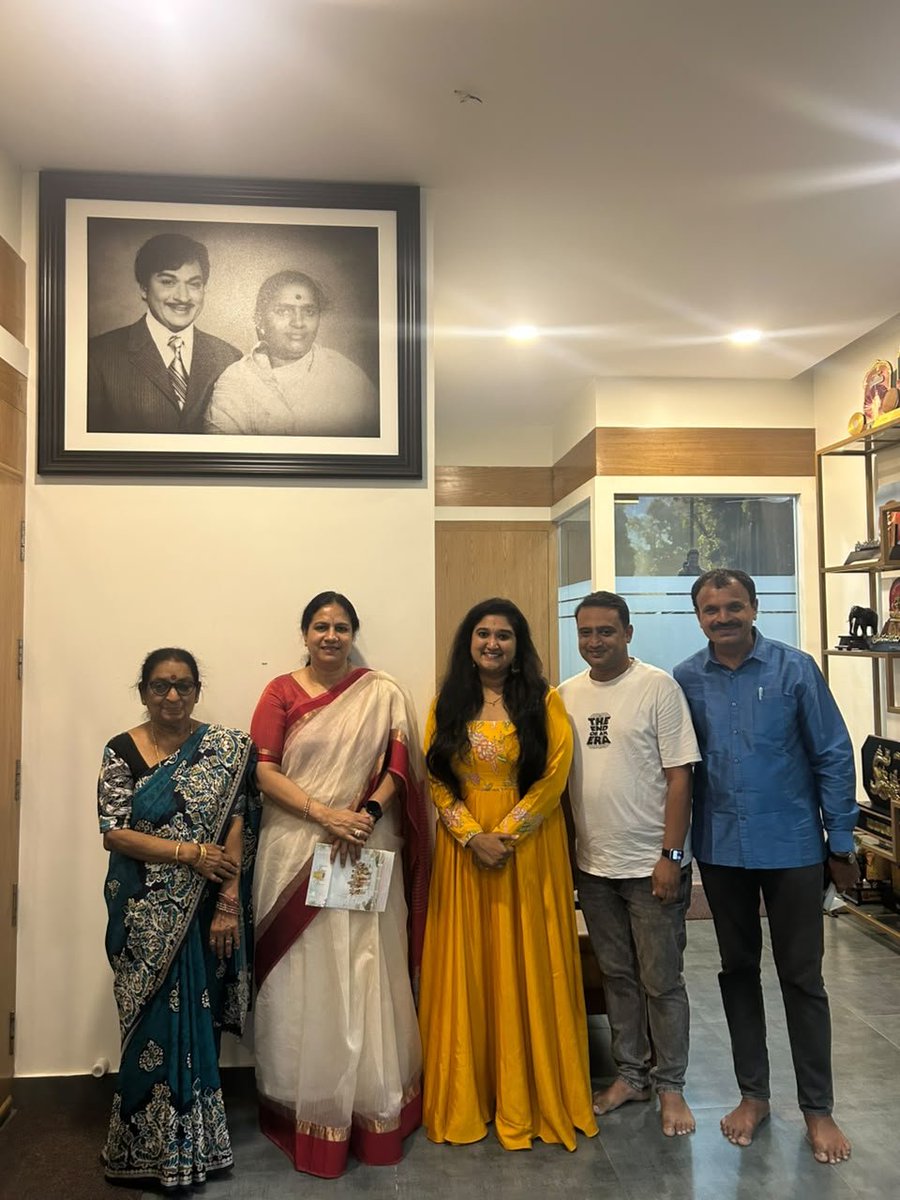Namtalkies's tweet photo. ಸ್ಯಾಂಡಲ್ ವುಡ್ ನಟಿ ರೂಪಿಕಾ ಅವರು ತನ್ನ ಮದುವೆಗೆ ವಿಪಕ್ಷ ನಾಯಕ ಆರ್. ಅಶೋಕ್, ನಿರ್ಮಾಪಕಿ ಅಶ್ವಿನಿ ಪುನೀತ್ ರಾಜ್‍ಕುಮಾರ್ ಹಾಗೂ ನಟ ರಮೇಶ್ ಅರವಿಂದ್ ಅವರಿಗೆ ಆಹ್ವಾನ ಪತ್ರಿಕೆ ನೀಡಿದರು.

#Namtalkies #roopika #marriageinvitation https://t.co/9dErepULRk
