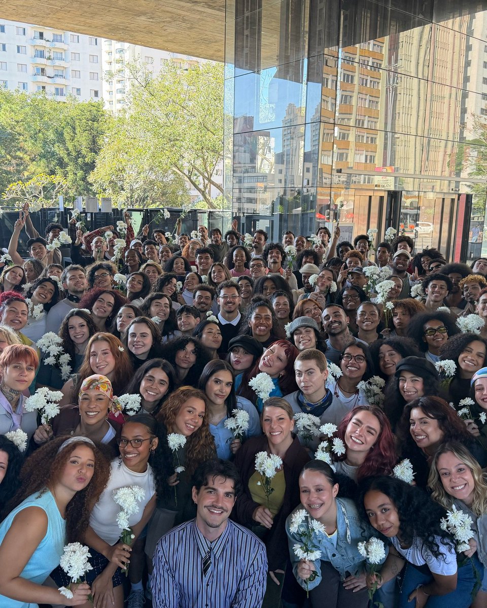 teamjao's tweet photo. Jão e o elenco de dança do clipe de Catedral 🧍‍💐 https://t.co/ejfb0iWYyz