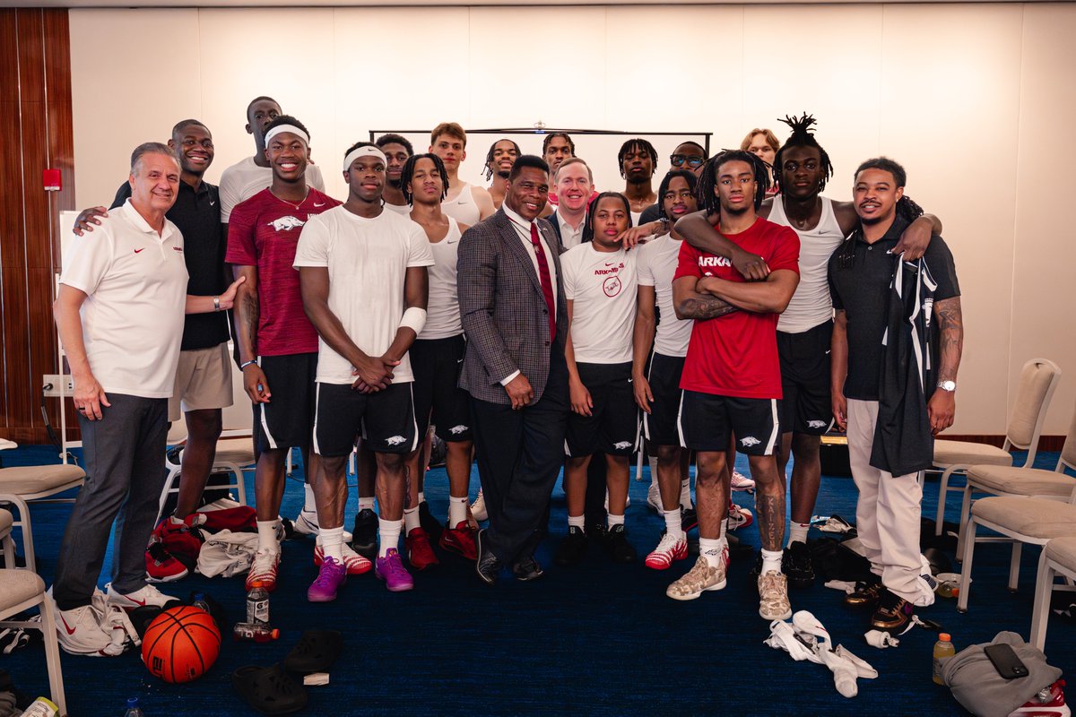 RazorbackMBB's tweet photo. An all-time great and College Football Hall of Fame member, Herschel Walker stopped by to talk to the team 🤝 https://t.co/k2rrHzYBK6