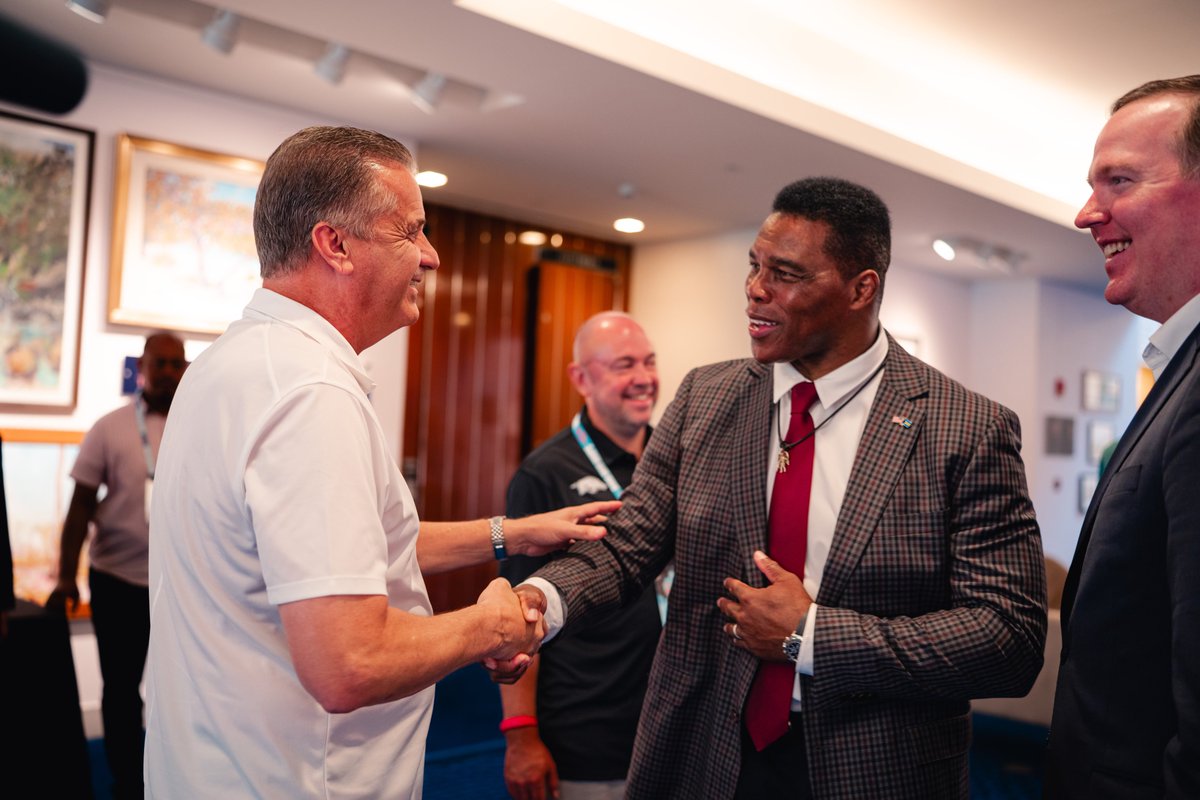 RazorbackMBB's tweet photo. An all-time great and College Football Hall of Fame member, Herschel Walker stopped by to talk to the team 🤝 https://t.co/k2rrHzYBK6