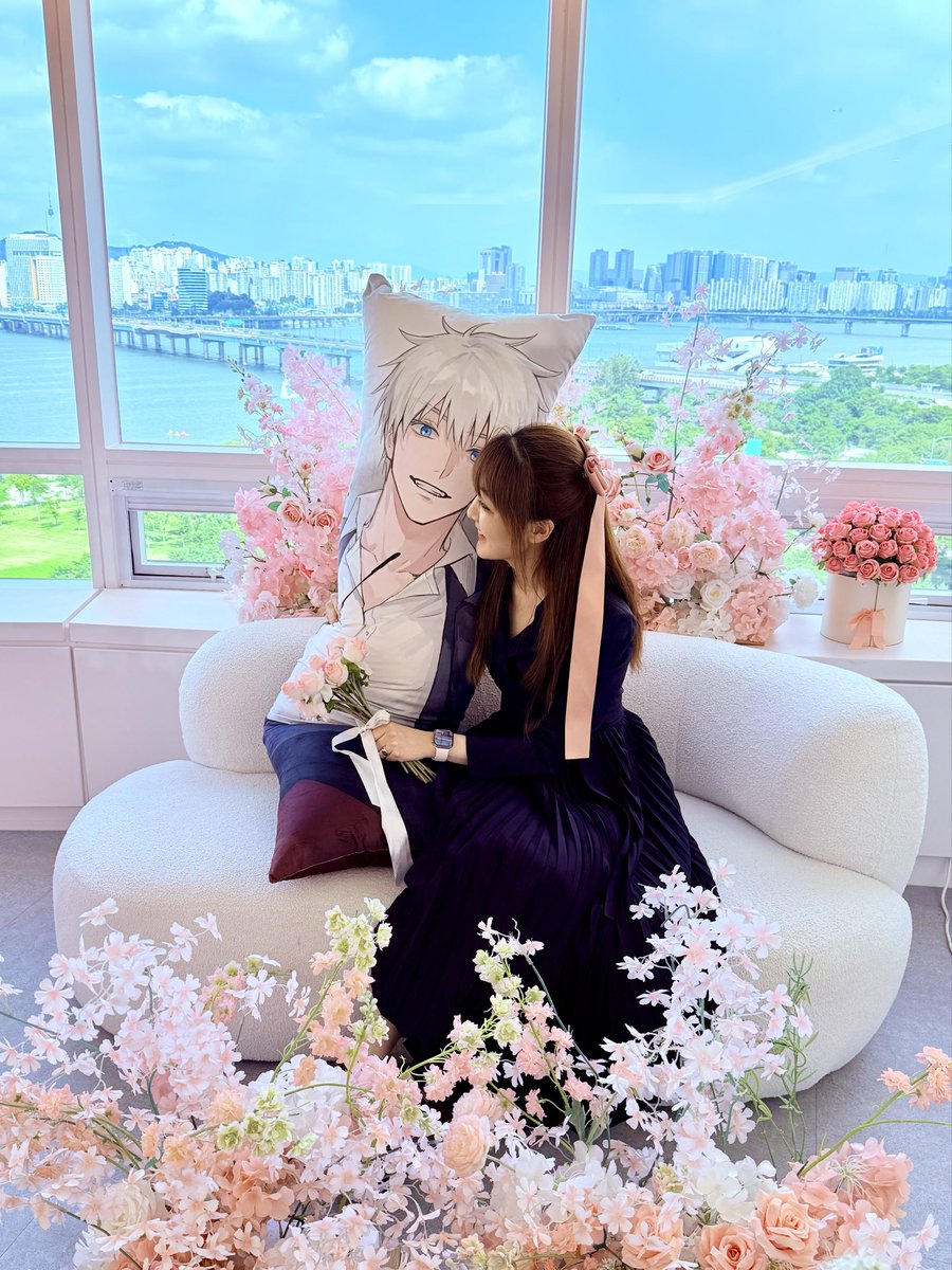 GOJO_Seika's tweet photo. 悟x清 2000일 기념❣️
사토루를 사랑하고 2천번의 낮과 밤이 지났다.

어떤 날은 사토루가 너무 좋아서 벅찼고.
또 어떤 날은 공식이 너무 잔인해서 절망했다.

어떤 날은 대체 왜 이렇게까지 사랑하나 싶었고.
또 어떤 날은 네게 사랑을 주고 싶어 보낸 세이카가, 현실을 살아가는 나보다도 더 나 자신 같았던 시간들이 있었다.

사랑은 가장 왜곡된 저주.
그러나 나는 기꺼이 그 저주에 얽히리라.
2천일을 넘어-, 2천년까지 사랑해😘