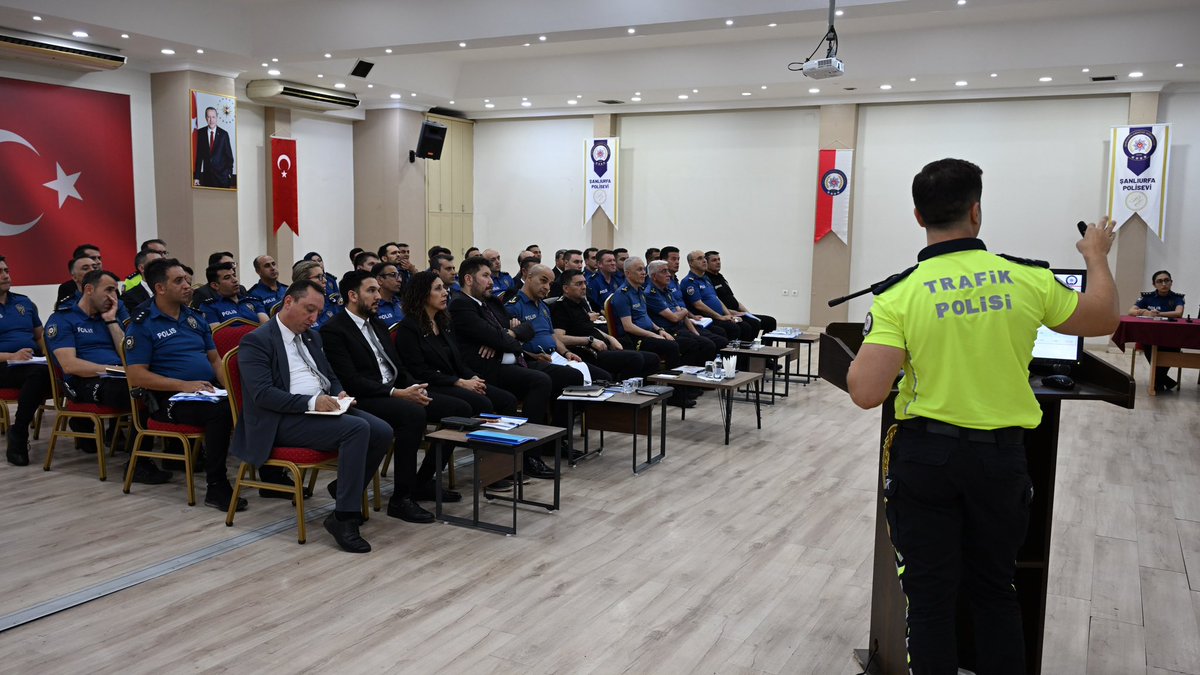 SanliurfaEmnMd's tweet photo. 📍Polisevi

🔸 İl Emniyet Müdürümüz Sayın Atilla Aksoy başkanlığında;

İl Emniyet Müdür Yardımcılarımız, Şube ve İlçe Emniyet Müdürlerimiz ile Birim Amirlerimizin katılımıyla aylık değerlendirme toplantısı düzenlendi.

Toplantımızda, İlimizde huzur ve güven ortamının devamı için başta asayiş ve trafik konuları olmak üzere; yapılması planlanan faaliyetler ve gerçekleştirilen hedefler ele alındı.

✨Mevcut olan huzur ve güven ortamının devam ettirilmesi için bu Aziz Kentte 7/24 azim ve kararlılıkla çalışmalarımız devam edecektir.✨

#Huzurfa
#HerşeyHuzurunŞanlıŞehriiçin
#BirlikteHuzur
#BirlikteGüven