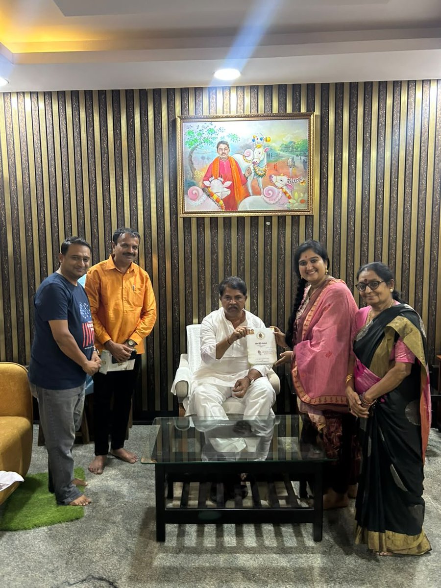 Namtalkies's tweet photo. ಸ್ಯಾಂಡಲ್ ವುಡ್ ನಟಿ ರೂಪಿಕಾ ಅವರು ತನ್ನ ಮದುವೆಗೆ ವಿಪಕ್ಷ ನಾಯಕ ಆರ್. ಅಶೋಕ್, ನಿರ್ಮಾಪಕಿ ಅಶ್ವಿನಿ ಪುನೀತ್ ರಾಜ್‍ಕುಮಾರ್ ಹಾಗೂ ನಟ ರಮೇಶ್ ಅರವಿಂದ್ ಅವರಿಗೆ ಆಹ್ವಾನ ಪತ್ರಿಕೆ ನೀಡಿದರು.

#Namtalkies #roopika #marriageinvitation https://t.co/9dErepULRk