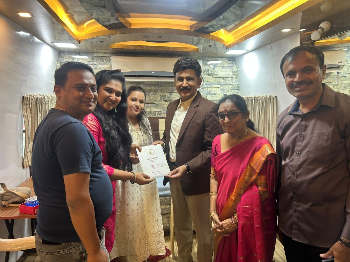Namtalkies's tweet photo. ಸ್ಯಾಂಡಲ್ ವುಡ್ ನಟಿ ರೂಪಿಕಾ ಅವರು ತನ್ನ ಮದುವೆಗೆ ವಿಪಕ್ಷ ನಾಯಕ ಆರ್. ಅಶೋಕ್, ನಿರ್ಮಾಪಕಿ ಅಶ್ವಿನಿ ಪುನೀತ್ ರಾಜ್‍ಕುಮಾರ್ ಹಾಗೂ ನಟ ರಮೇಶ್ ಅರವಿಂದ್ ಅವರಿಗೆ ಆಹ್ವಾನ ಪತ್ರಿಕೆ ನೀಡಿದರು.

#Namtalkies #roopika #marriageinvitation https://t.co/9dErepULRk