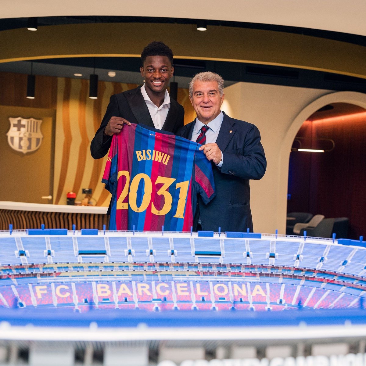 Barcacrz's tweet photo. 🚨 Jesse Bisiwu during his FC Barcelona presentation as the young winger officially begins his new chapter at Barça. 

The 18-year-old arrives with huge expectations and will look to make his mark in Catalonia. https://t.co/7IFilaB3Ol