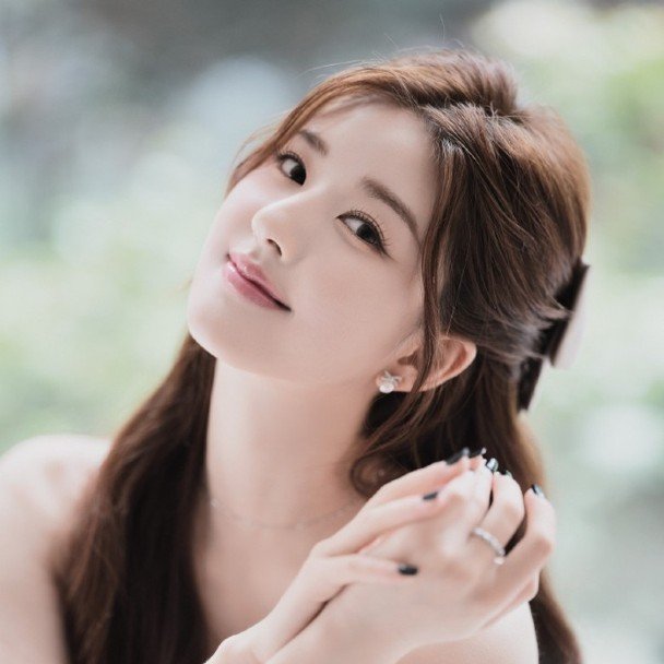 lusiwonii179's tweet photo. another's actress fandom seem upset about Lusi's brand deals, livestream success, coz her LS has the ability to surpass a drama's data but the fact is lusi gained 4.31M followers on a single platform &amp; ranked No. 1 on XHS for 13 consecutive months.
THE ONLY XHS QYUEEN👑
#ZhaoLusi https://t.co/C9NL58vN0n