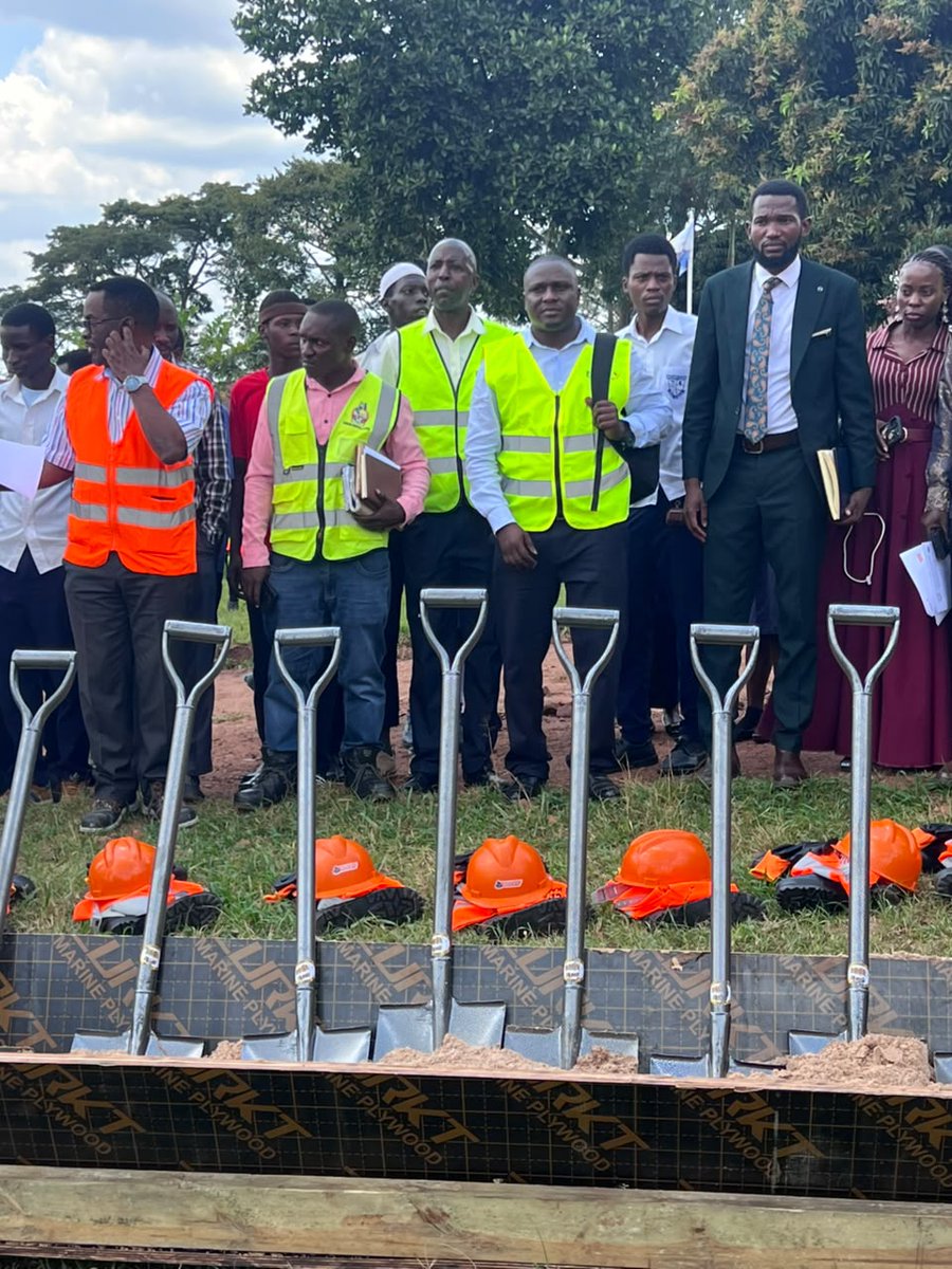 bbstvug's tweet photo. Abakulembeze ba Munisipaali ye Nansana nga bakuliddwamu Mmeeya wa Munisipaali Sserunkuuma John Bosco, Mmeeya w’eggombolola ya Ggombe Mbabazi Haawa, wamu n’ Amyuka omubaka wa Pulezidenti mu Nansana Charles Lwanga batemye evvunike ku ssomero ly’ebyemikono li essomero ly’ebimikono li Polytechnic School mu muluka gwe Ttikalu mu Divizoni ye Gombe okwongera okulaakulanya okwang’anga ekizibu ky’ebbula ly’emirimu naddala mu bavubuka. Enteekateeka eno egenda kuvujirirwa Gavumenti ya German ng’eyita mu Minisitule yaayo ey’Ebyenjigiriza. Kinajjukirwa nti lino ly’essomero lya Polythechnic lyokka eriri mu Wakiso wadde nga mu ggwanga lyonna gawera 31.