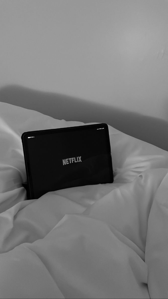 ofLuminette's tweet photo. ⠀
Semua pacaran. Aku juga, sama kasur dan net/flixku. 🖤
⠀ https://t.co/To1bYkzatK
