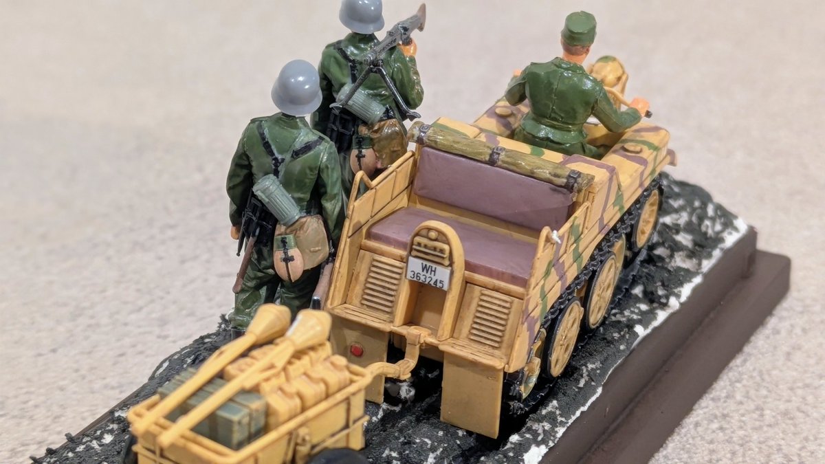 anton_wings's tweet photo. タミヤ1/48ケッテンクラート&ドイツ歩兵セット(���粋) 完成。
1/35ケッテンの構図再現のため2人ご同行願いました。
紙粘土でお手軽ヴィネット風に。雪解けの行軍という事で。
土も含め全マーカー塗りです。
#coloryourbuild
#プラモデル
#タミヤ
#ケッテンクラート
#Arrtx
#AKインタラクティブ
#DSPIAE https://t.co/KB0VSRA7GG