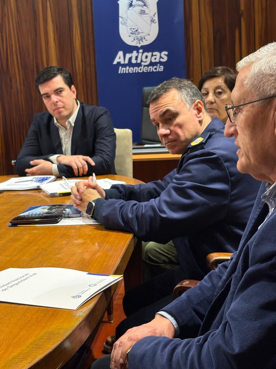 UNASEV's tweet photo. ➡️ #Artigas 
Recibidos por el Intendente Emiliano Soravilla, tuvo lugar la Mesa Interinstitucional.

➡️ La Comisión Directiva de UNASEV realizó una actualización de los temas en los que la Unidad se encuentra trabajando y se brindó una actualización de datos del departamento. https://t.co/wxJBzXu4Fv