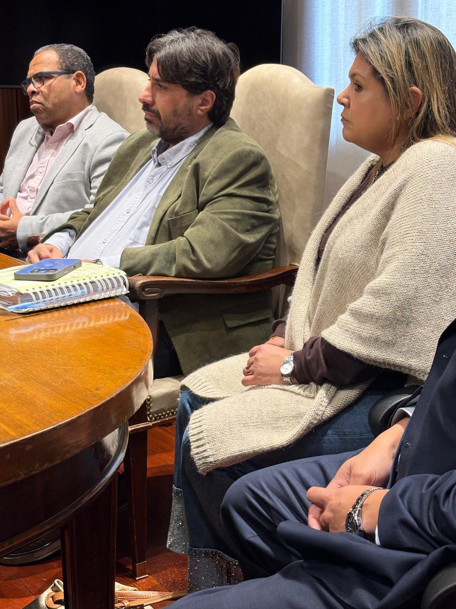 UNASEV's tweet photo. ➡️ #Artigas 
Recibidos por el Intendente Emiliano Soravilla, tuvo lugar la Mesa Interinstitucional.

➡️ La Comisión Directiva de UNASEV realizó una actualización de los temas en los que la Unidad se encuentra trabajando y se brindó una actualización de datos del departamento. https://t.co/wxJBzXu4Fv