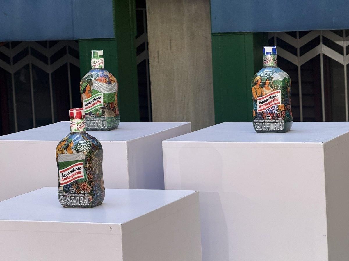 antamanece's tweet photo. La @flaenlinea presentó una edición especial de la botella de Aguardiente Antioqueño. La nueva imagen está inspirada en una reinterpretación de Horizontes, una de las pinturas más emblemáticas del patrimonio artístico de Antioquia, con la que busca rendir homenaje a la cultura y la identidad del departamento.

Son 6 mil botellas que estarán disponibles exclusivamente en el Museo de Antioquia, hasta agotar existencias. @museodantioquia @GobAntioquia @AndresJRendonC