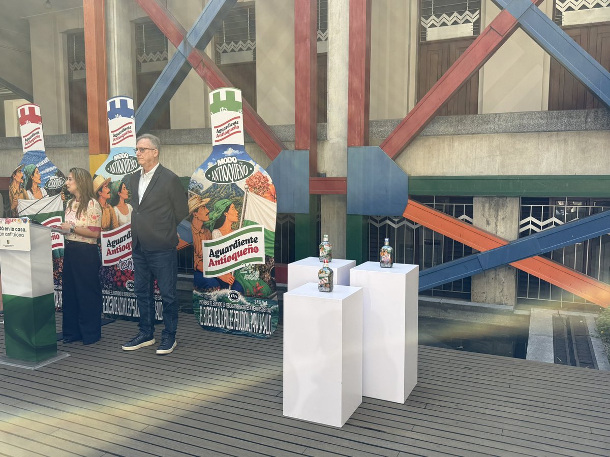 antamanece's tweet photo. La @flaenlinea presentó una edición especial de la botella de Aguardiente Antioqueño. La nueva imagen está inspirada en una reinterpretación de Horizontes, una de las pinturas más emblemáticas del patrimonio artístico de Antioquia, con la que busca rendir homenaje a la cultura y la identidad del departamento.

Son 6 mil botellas que estarán disponibles exclusivamente en el Museo de Antioquia, hasta agotar existencias. @museodantioquia @GobAntioquia @AndresJRendonC