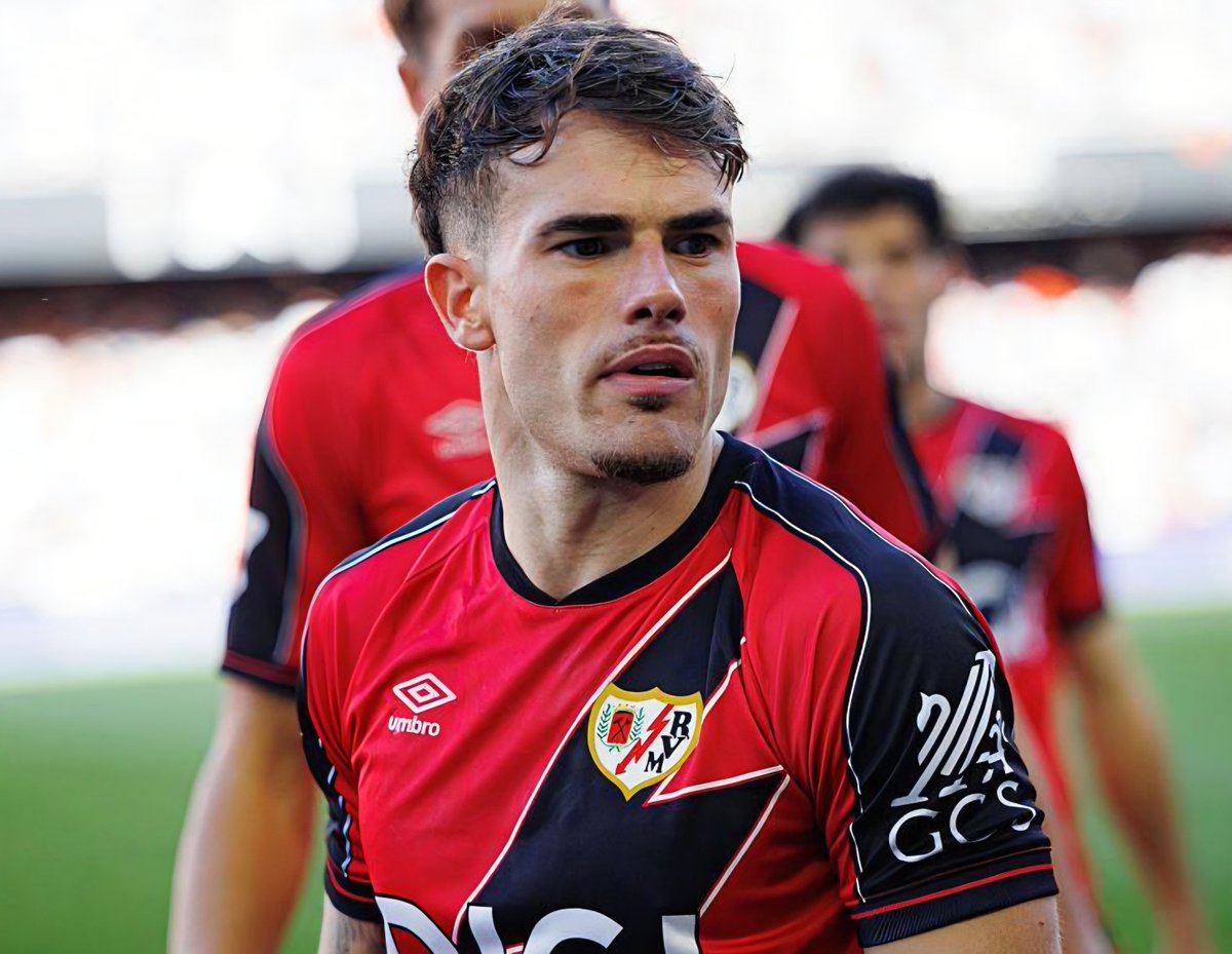 TheBlueDodger's tweet photo. 🚨🇪🇸 Chelsea are close to finalising an agreement with Rayo Vallecano for left-back Pep Chavarria.

(@David_Ornstein) #CFC https://t.co/VuLYB8veIl