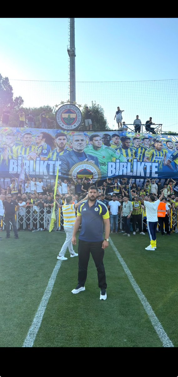 CemGolbasi's tweet photo. Sturm Graz maçı öncesinde takımımızın yanında olmak, onlara yalnız olmadıklarını hissettirmek ve sahaya çıkarken tribünlerin inancını arkalarında taşımalarını sağlamak için Can Bartu Tesisleri’ndeydik.

Bu arma için son düdüğe kadar mücadele. 
Biz her zaman yanınızdayız.

@Fenerbahce