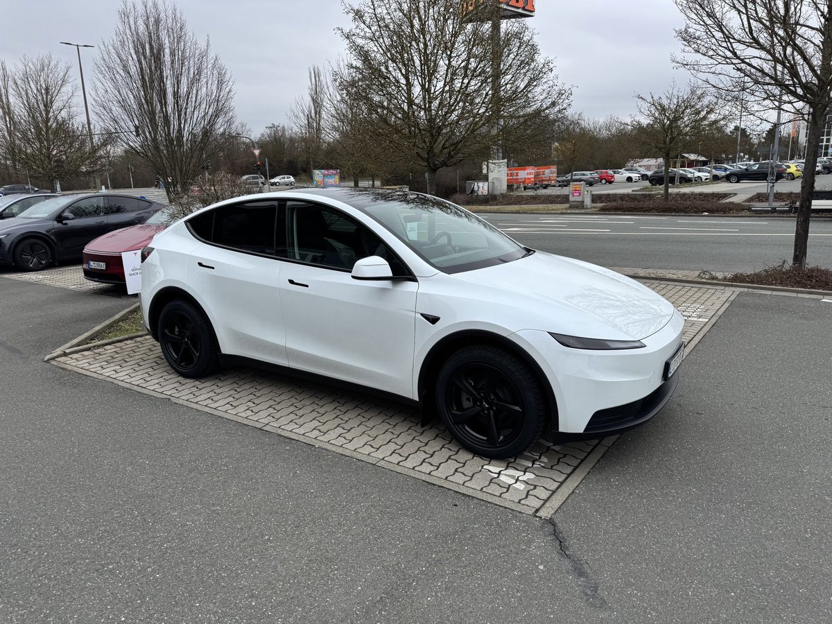 cpp_th's tweet photo. Meine Frau hat den Tesla heute mit auf die Behörde genommen.

Parkplatz fast vor dem Eingang.  
Frauenanteil ca. 80 %.

Ergebnis: Dauernd kommen Kolleginnen vorbei und fragen vorsichtig, was das für ein Auto ist.  
„Sieht von oben richtig edel aus…“
„Was kostet das?“
„Kommst du damit klar?“

Und dann der Klassiker:  
„Du kannst das vom Handy aus vorkühlen?“

Sie wird noch zur Tesla-Beraterin. 😂

Passiert euch das auch?