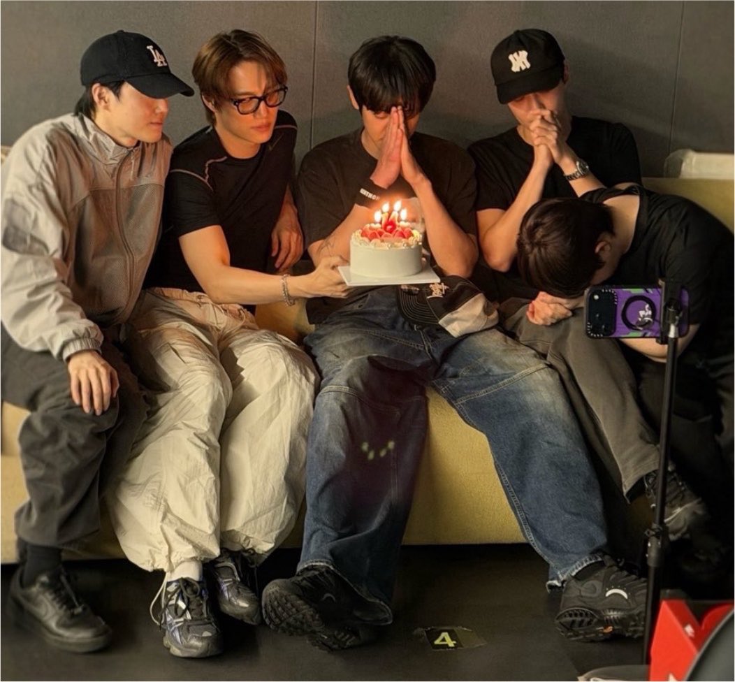 foreve_xor's tweet photo. 꿈을 갖고 있으면 평생 청춘이에요. 여러분의 
청춘을 저희에게 허락해주셔서 감사합니다.
사람들은 그래요.영원한건 없다고  근데 진짜 
전 믿어요. 엑소와 엑소엘은 영원할거라고 
오래오래 영원히 사랑하자 -Suho-

#HappyEXOLDay
#12YearsofEXOLove
#EXOL12thAnniversary https://t.co/xSj4yHEW7m