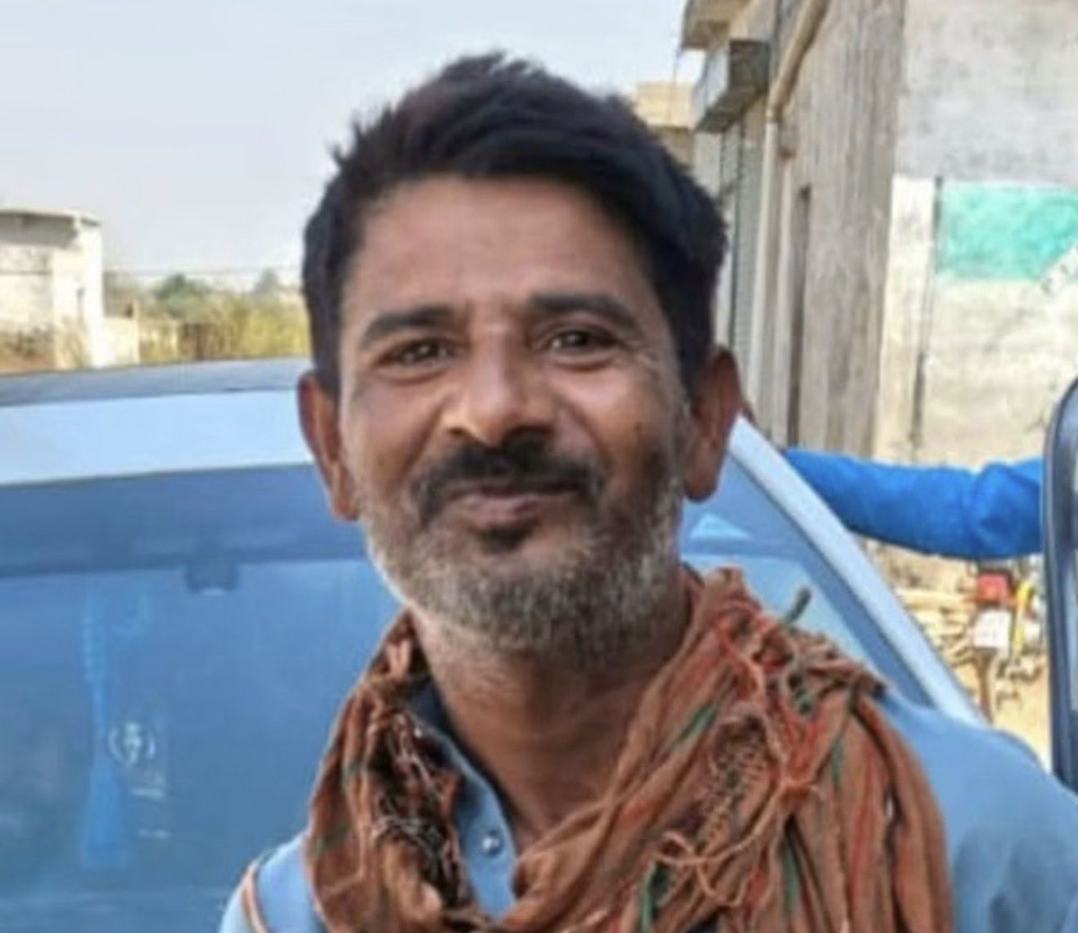 ia_rajpoot's tweet photo. ظالم تاجر اور سفاک ملازم نے بھیانک منصوبہ بنا کر غریب کی جان لے لی 

سینیئر صحافی فیض اللہ خان کی رپورٹ کے مطابق میر رضا علی خان کی موت سے یکسر الگ اور دلخراش واقعہ کراچی میں مقیم ملتان کے ایک ہاتھ سے معذور مزدور قربان حسین کے ساتھ پیش آیا ہے۔ جو اس کی جان لے گیا مگر وہ زیادہ توجہ حاصل نہ کر سکا کہ کیسے ذیشان ناز نامی تاجر نے مزدور چوک سے کام کے بہانے اٹھانے کے بعد پہلے اسے زہریلی گولیاں دیکر مدہوش کیا پھر گلا گھونٹ کر مارا اور آخر میں لاش جلا ڈالی۔ 
آخر تاجر ذیشان اختر نے یہ سب کیوں کیا؟ اس کہانی کا پچاس پچپن کروڑ سے کیا ربط تھا؟ آئیے اس قصے کو سمجھنے کی کوشش کرتے ہیں۔ 
گزشتہ دنوں سرجانی ٹاؤن کراچی میں پولیس کو اطلاع ملتی ہے کہ علاقے میں ایک گاڑی میں آگ لگ گئی ہے اور اندر ڈرائیور بھی موجود ہے۔ پولیس موقع پہ پہنچی تو جھلسی ہوئی لاش اور سلنڈر گاڑی کے اندر موجود تھے۔
پولیس نے معمول کا حادثہ جانا، گاڑی میں موجود وائلٹ، موبائل، چاول کے نمونے اور دیگر اشیاء سے ملنے والی معلومات کے مطابق گاڑی کے مالک اور لاش یعنی کہ ذیشان ناز کی اہلیہ کو اس افسوسناک واقعہ کی اطلاع دی گئی۔
غم میں ڈوبی ذیشان ناز کی اہلیہ اسپتال پہنچی اور تصدیق کی کہ لاش اسی کے شوہر کی ہے کیونکہ کپڑے، گھڑی، موبائل وغیرہ ذیشان ناز کے ہی تھے۔ پولیس کاروائی تقریباً مکمل ہوچکی تھی کہ اس دوران دو ایسے مشکوک واقعات ہوئے۔ جس نے پولیس کی توجہ حاصل کر لی۔
 پہلا یہ کہ ذیشان ناز کے بھائیوں نے لاش کو اپنا بھائی قرار دینے سے انکار کر دیا اور دوسرا تبدیل شدہ حلیہ میں آغا خان اسپتال میں معمولی جھلسی ہوئی حالت میں آنیوالا ایک شخص تھا جو اسپتال کے احاطے میں کئی گھنٹے گزار چکا تھا اور اسپتال کی سیکیورٹی میں شامل شخص نے مشکوک شخص کی نشاندہی کی۔ جس پہ ذیشان نے بیوی سے رابطہ کیا اور معاملہ کھل گیا، اس دوران پولیس نے جیو فینسنگ کی تو ایک نمبر مسلسل گاڑی کے اطراف میں نظر آیا۔ یہ نمبر ذیشان کے ملازم مصطفیٰ عرف ضیغم کا تھا جسے پولیس نے دھر لیا۔
دراصل ذیشان پچاس ساٹھ کروڑ کا کاروباری نقصان کرچکا تھا۔ انوسٹر اور قرض خواہ  پیچھے تھے اور اس نے ایک دن سمندر میں کود کر جان دینے کا فیصلہ کیا۔ اس سے پہلے کہ وہ اپنے  منصوبے پہ عملدرآمد کرتا، اس کے ملازم مصطفیٰ عرف ضیغم نے ایک خوفناک منصوبہ تیار کرکے ذیشان ناز کو انوسٹرز سے بچنے کی ترکیب بتائی۔
منصوبے کیمطابق ستائیس جولائی کی صبح نارتھ کراچی کے مزدور چوک سے ذیشان اور مصطفیٰ نے قربان حسین نامی ایک ہاتھ سے معذور مزدور کو کام کے بہانے اٹھایا۔ نئے کپڑے دئیے اور کھانے پینے میں چاول کو کیڑا لگنے کی بیماری سے بچاؤ کی زھریلی گولیاں ملا کر کھلا دیں۔ مزدور کی حالت غیر ہوئی تو سنسان جگہ لیجا کر دونوں نے اس کا گلہ گھونٹ کر جان سے مار دیا۔ 
اس کے بعد مزدور کو ذیشان ناز کے کپڑے پہنائے گئے۔ گھڑی کلائی پہ باندھی، موبائل اور وائلٹ وہاں رکھ کر پیٹرول چھڑک کر آگ لگا دی گئی اور گاڑی میں سلنڈر اس غرض سے رکھا گیا کہ دھماکے سے نہ صرف گاڑی تباہ ہو بلکہ حادثہ قرار دیکر لاش بھی ناقابلِ شناخت ہوجائے مگر آگ لگاتے وقت ایک تیز بگولے کی زد میں آکر ذیشان اور مصطفیٰ دونوں جھلس گئے۔ 
اس افراتفری میں نکلنے کے سبب منصوبہ مکمل طور پہ کامیاب نہ ہو سکا مگر منصوبے کے اگلے حصے کے طور پر بیوی نے قربان حسین کو بطور شوہر شناخت کر لیا مگر آغا اسپتال سے مشکوک شخص کی موجودگی، بھائیوں کے ذیشان ناز کی لاش کی شناخت سے انکار نے کیس کو دوسرا رخ دیدیا اور پولیس نے لاش کا فرانزاک کرایا تو نادرا سے اس کا ریکارڈ میچ ہوگیا۔ یوں  گتھی سلجھ گئی اور اب ذیشان ناز اغواء اور مزدور کو جلانے کے مقدمے میں ساتھی سمیت جیل میں بند پڑا ہے۔
قربان حسین ایک محنت کش تھا، جو سویرے سویرے مزدور چوک آکر اپنی فیملی کیلئے روزی روٹی کا بندوبست کیا کرتا اور ہاتھ کی معذوری کو اس نے بھیک کا ذریعہ بھی نہیں بنایا مگر یہ مزدور ظالم اور سفاک ذیشان ناز اور اس کے ملازم کے بھیانک منصوبے میں پھنس کر جان کی بازی ہار گیا۔ اس کی فیملی کیسے اب گزارہ کرے گی؟ اس کی سرکار کو غرض ہے نہ کسی اور کو، کیونکہ قربان حسین کے کیس کو سوشل میڈیا اور الیکٹرانک میڈیا پہ وہ کوریج ہی نہیں ملی کہ جس کا وہ مظلوم مستحق تھا۔