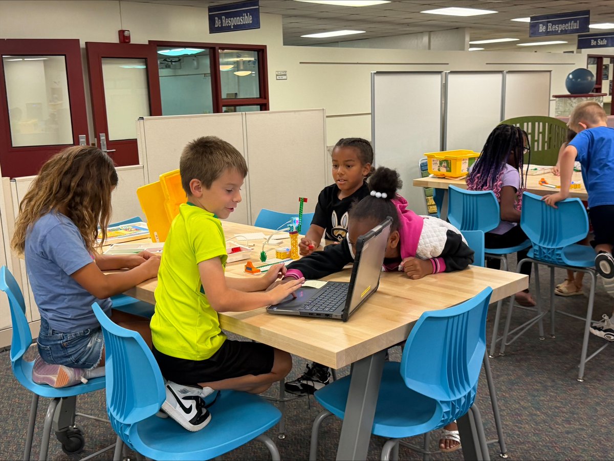uticaschools's tweet photo. It's the next best thing to recess for UCS elementary students in our summer school program! Learning with Legos! https://t.co/4dWgZIyvMF https://t.co/cyA5n1kg17