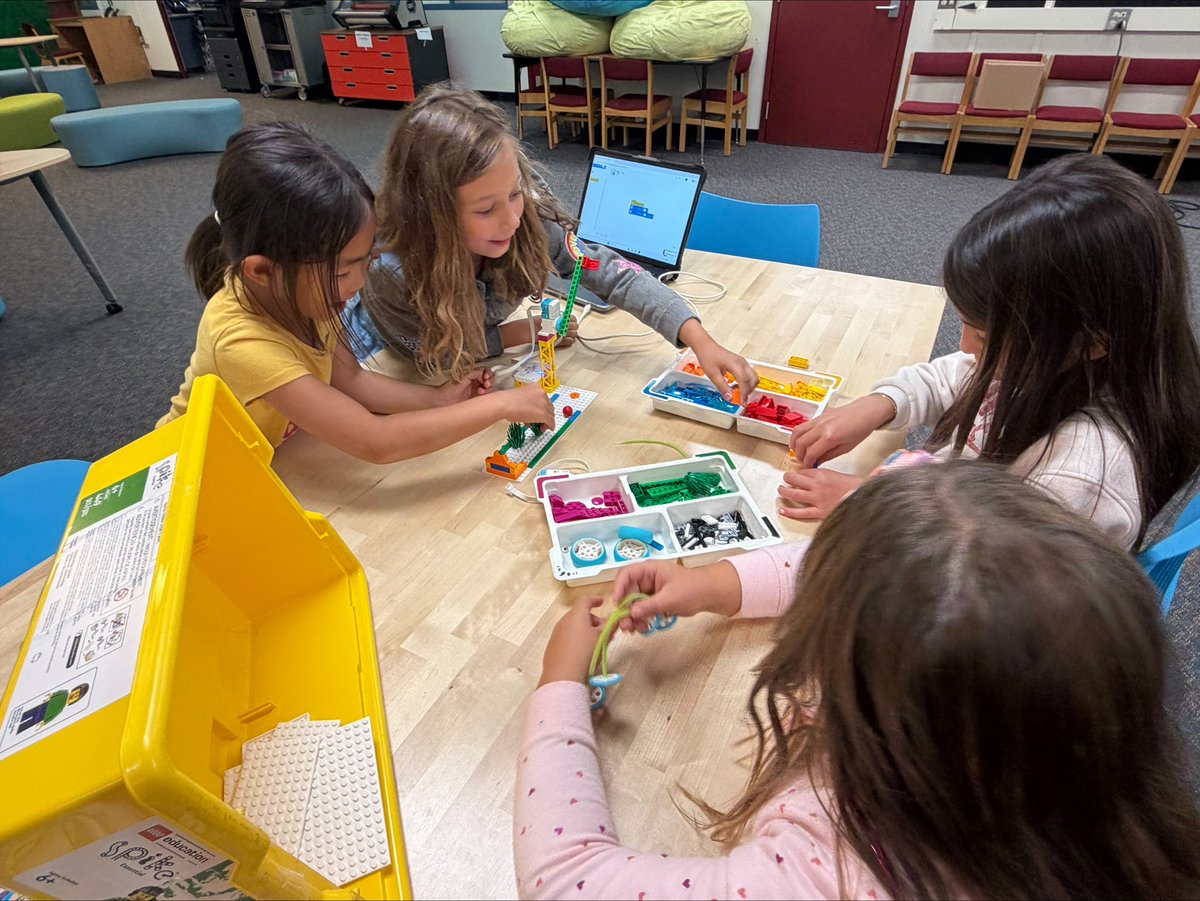 uticaschools's tweet photo. It's the next best thing to recess for UCS elementary students in our summer school program! Learning with Legos! https://t.co/4dWgZIyvMF https://t.co/cyA5n1kg17