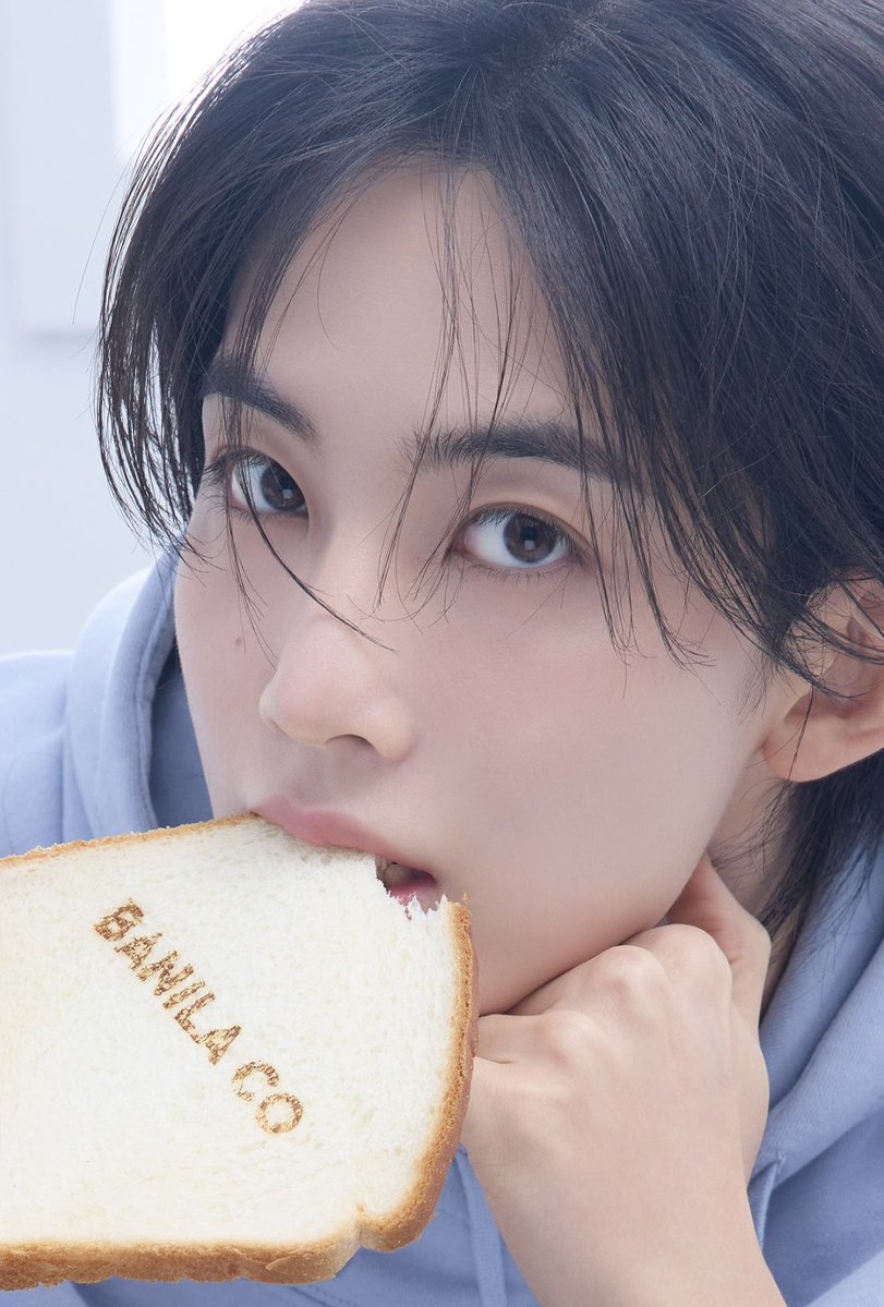 hanylune's tweet photo. 하나하나 뜯어보게 되는 얼굴이야...
쫑코칩과 깔끔한 눈썹과 맑은 눈동자와 살짝 깨문 입술이
미쳐요 https://t.co/ruJAmmcffN