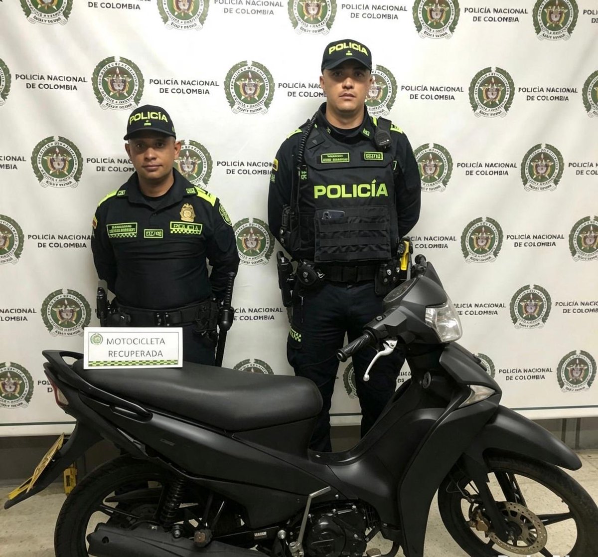 PoliciaMedellin's tweet photo. 1️⃣ Barrio #ElProgreso #DoceDeOctubre #Medellín
Durante patrullajes de control, la patrulla  2-11 identificó una moto Yamaha T115 abandonada. Al verificar antecedentes, registraba reporte por hurto mediante atraco. Inmediatamente fue trasladada para su proceso de devolución. https://t.co/f4lTPE99d5