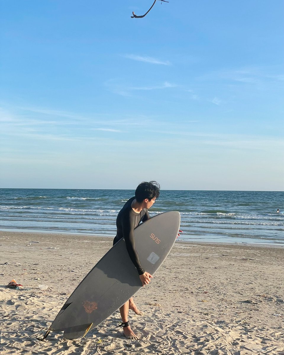 B_Suphadach's tweet photo. 🏝️🏄🏻‍♂️ #bosstonsuphadach  #กีต้าร์ของบอสตั้น https://t.co/sjTN6a0tLe
