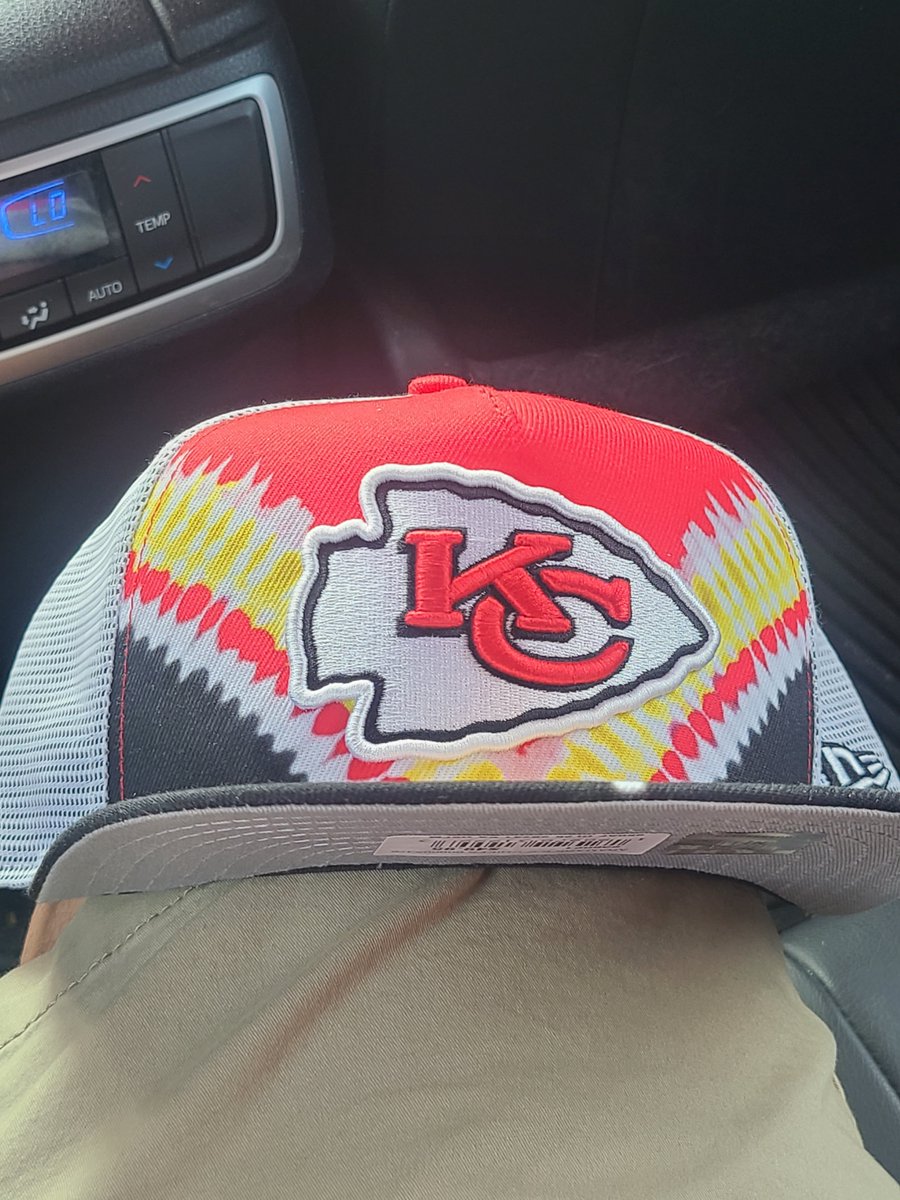 MIslander4's tweet photo. #DearDAiary Hanging out with the men folk (Dad, Uncles,  And Cousins) at The Chiefs Training Camp https://t.co/m91D8PEnHG