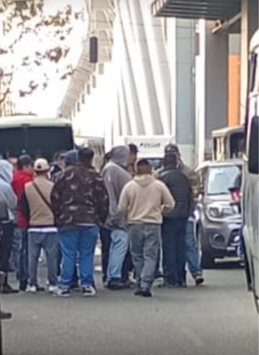 EnriqueLira1975's tweet photo. @delfinagomeza ¡BASTAYA! d abusos d choferes d la #CdMex q nos estan bajando pasaje a empresas d #EdoMex violando Acdos metropolitanos en perjuicio de usuarios. Permisividad d #SEMOVI y omisión d #SEMOV Convoco a organizarnosy exigir cumplimiento d Ley, quieren hagamos lo mismo? https://t.co/B2bryT8uHW