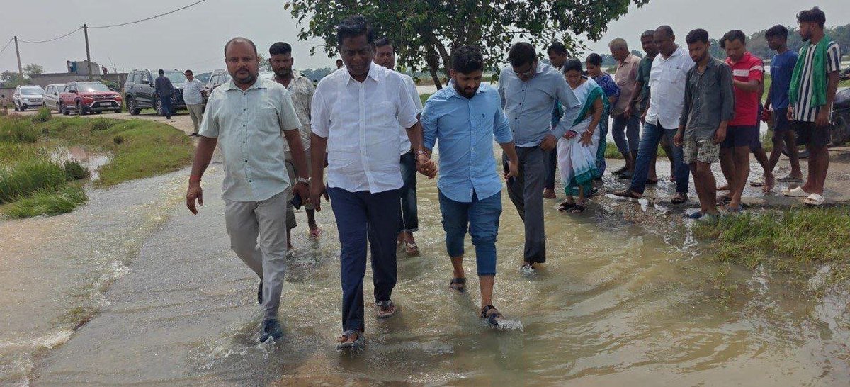bjd_odisha's tweet photo. ଭଦ୍ରକରେ ବନ୍ୟା ବିପନ୍ନଙ୍କୁ ତୁରନ୍ତ ପାନୀୟ ଜଳ, ରନ୍ଧା ଖାଦ୍ୟ ଏବଂ ଜରୁରୀ ସହାୟତା ଯୋଗାଇ ଦିଆଯାଉ।

ଦଳର ବରିଷ୍ଠ ଉପସଭାପତି ଶ୍ରୀ ସଞ୍ଜୟ ଦାସବର୍ମା ଭଦ୍ରକ ଜିଲ୍ଲା ଗସ୍ତ କରି ବନ୍ୟା ପ୍ରଭାବିତ ଅଞ୍ଚଳ ପରିଦର୍ଶନ କରିଛନ୍ତି।

ଏଥିରେ ସେ ବନ୍ୟା ପ୍ରଭାବିତ ଲୋକଙ୍କୁ ଭେଟିବା ସହ ପରିସ୍ଥିତି ନେଇ ସମୀକ୍ଷା କରିଥିଲେ।

#BJDWithBhadrak #BJD4Odisha