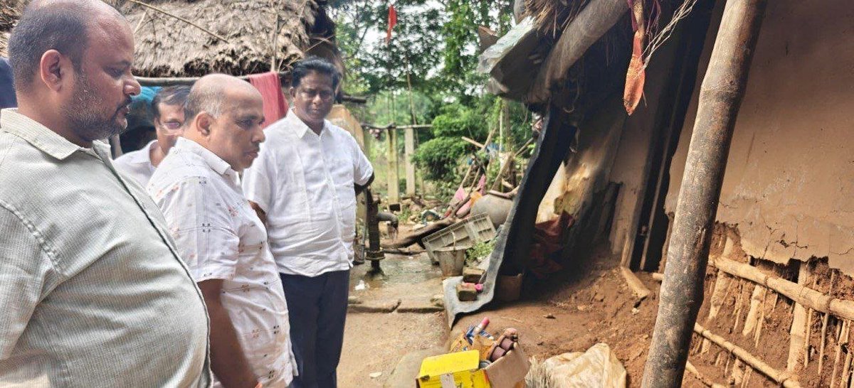 bjd_odisha's tweet photo. ଭଦ୍ରକରେ ବନ୍ୟା ବିପନ୍ନଙ୍କୁ ତୁରନ୍ତ ପାନୀୟ ଜଳ, ରନ୍ଧା ଖାଦ୍ୟ ଏବଂ ଜରୁରୀ ସହାୟତା ଯୋଗାଇ ଦିଆଯାଉ।

ଦଳର ବରିଷ୍ଠ ଉପସଭାପତି ଶ୍ରୀ ସଞ୍ଜୟ ଦାସବର୍ମା ଭଦ୍ରକ ଜିଲ୍ଲା ଗସ୍ତ କରି ବନ୍ୟା ପ୍ରଭାବିତ ଅଞ୍ଚଳ ପରିଦର୍ଶନ କରିଛନ୍ତି।

ଏଥିରେ ସେ ବନ୍ୟା ପ୍ରଭାବିତ ଲୋକଙ୍କୁ ଭେଟିବା ସହ ପରିସ୍ଥିତି ନେଇ ସମୀକ୍ଷା କରିଥିଲେ।

#BJDWithBhadrak #BJD4Odisha