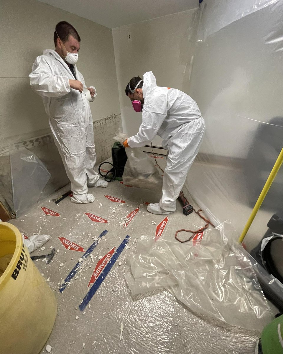 ServproBeverly's tweet photo. Ever wonder how pros handle mold & biohazards? Assess ➜ Contain ➜ Clean ➜ Restore. See our crew in action. Spot stains or odors? DM or text/call (978)-927-8665. #MoldRemediation #HomeSafety #BeverlyMA #GloucesterMA https://t.co/KU5H6zYY1z