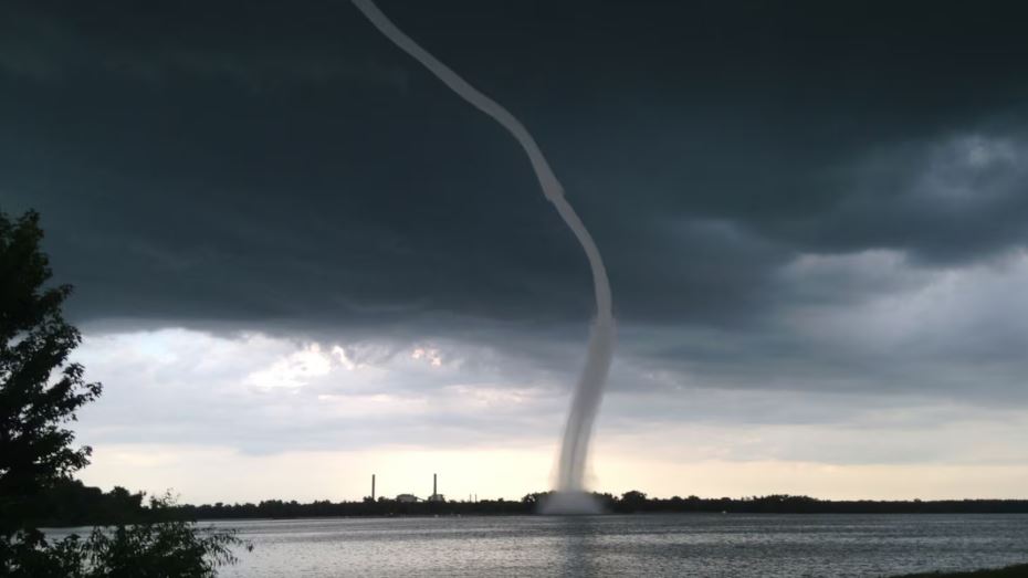 RustyLord's tweet photo. 10 years ago today (August 4th) was the photogenenic land spout tornado that formed over Lake Manawa and stayed nearly stationary for several minutes. Looked scarier than it was as it formed due to the clashing outflows kicking off of dying stationary storms that day. https://t.co/Lvy5Qbm9bM