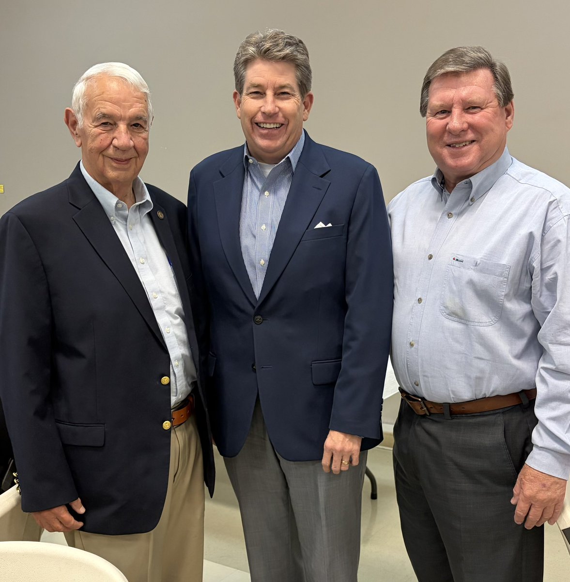 JimByardJr's tweet photo. Always good to spend time with people who understand the unique privilege &amp; responsibility of serving as mayor. Good to see two formers… Haleyville’s Ken Sunseri &amp; Guin’s Phil Seagraves, at the Haleyville Area Chamber of Commerce Appreciation Dinner. #localgov #econdev #commdev https://t.co/HUVgQGh9Z1