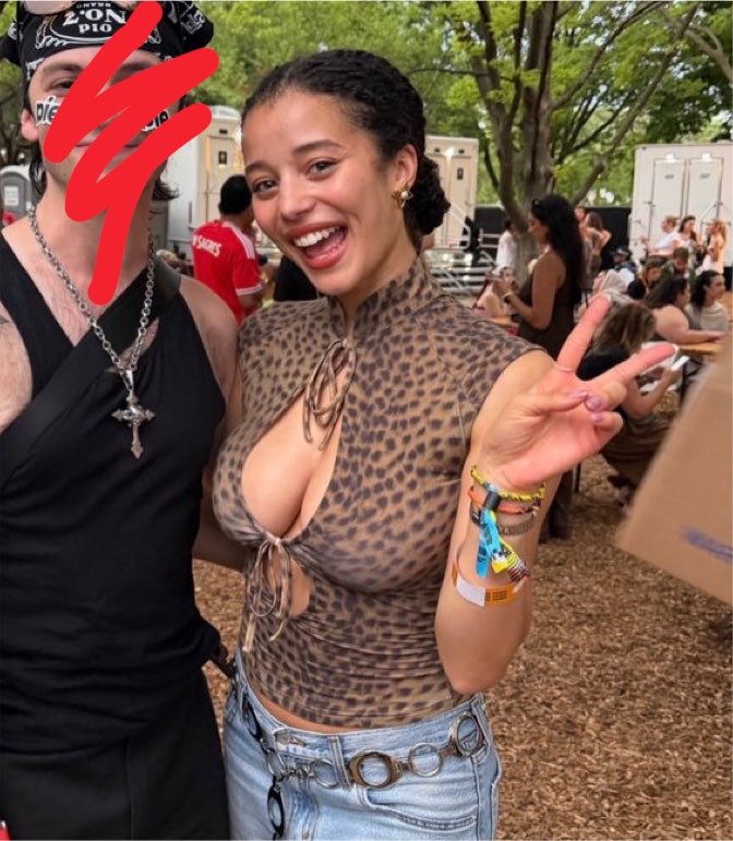 lamejunkx's tweet photo. LOOK AT THAT TITTIES!!! https://t.co/2ymAPG2Mx6