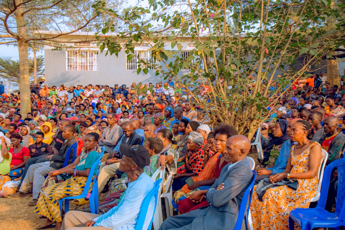 NgomaDistrict's tweet photo. Mu butumwa Abayobozi bagarutseho basabye abaturage kwirinda kunywa no gukwirakwiza ibinyobwa bitujuje ubuzirange kuko bigira ingaruka kubuzima bw'abaturage, kwirinda amakimbirane yo mu ngo, kwirinda ibiyobyabwenge no kwicungira umutekano. https://t.co/hrXGwnOfX8